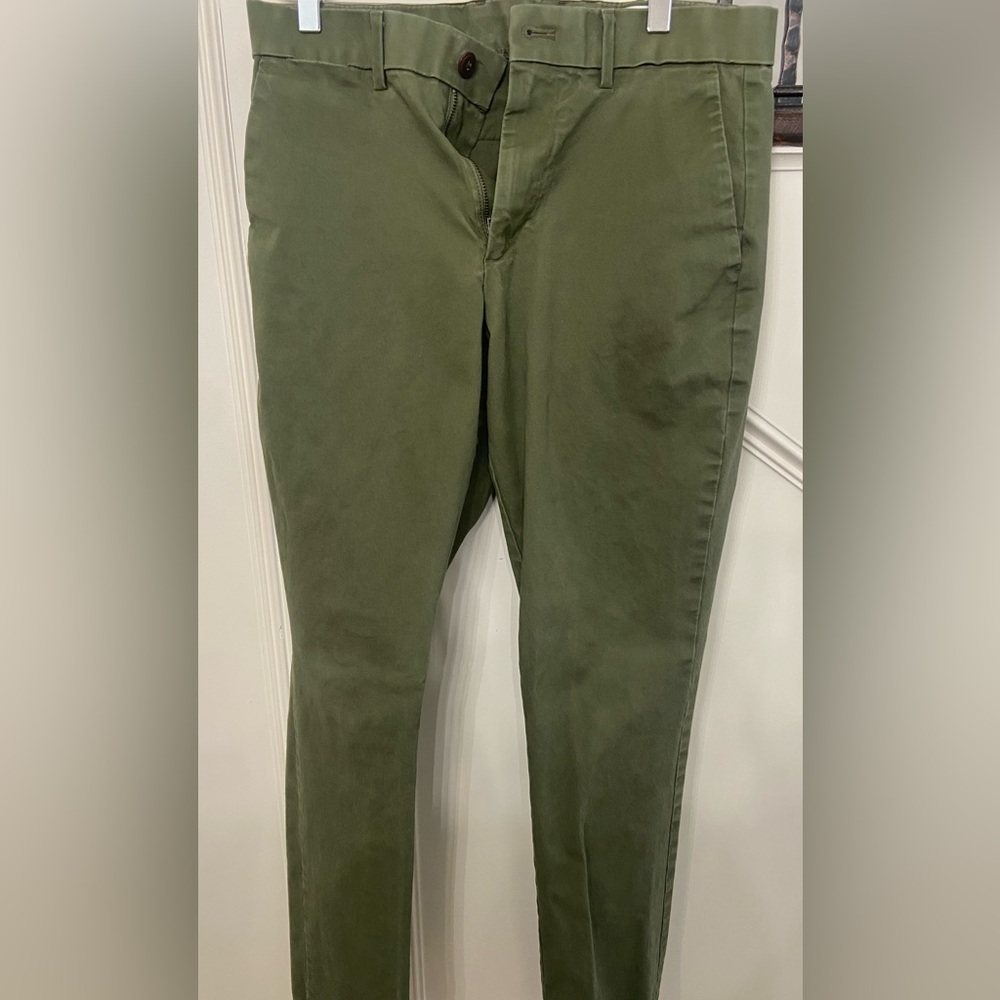 GAP men’s athletic taper 30x32 chinos olive green